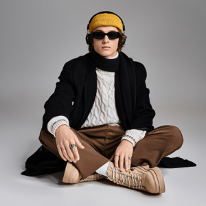 Czarna, odważna kurtka z efektowną żółtą czapką